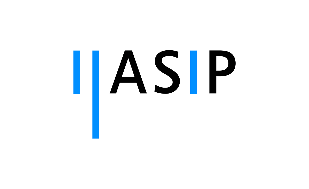 Asip Logo: Ein Logo mit den Buchstaben „ASIP“ in Schwarz, flankiert von zwei vertikalen blauen Linien links und rechts auf weissem Hintergrund.