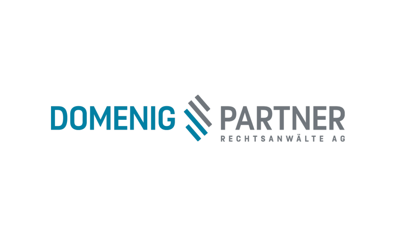 Domenig Partner Logo: Das Logo der Domenig & Partner Rechtsanwälte AG. Das Design zeigt ein geometrisches Emblem aus blauen und grauen Linien zwischen den Wörtern „Domenig“ in Blau und „Partner Rechtsanwälte AG“ in Grau.