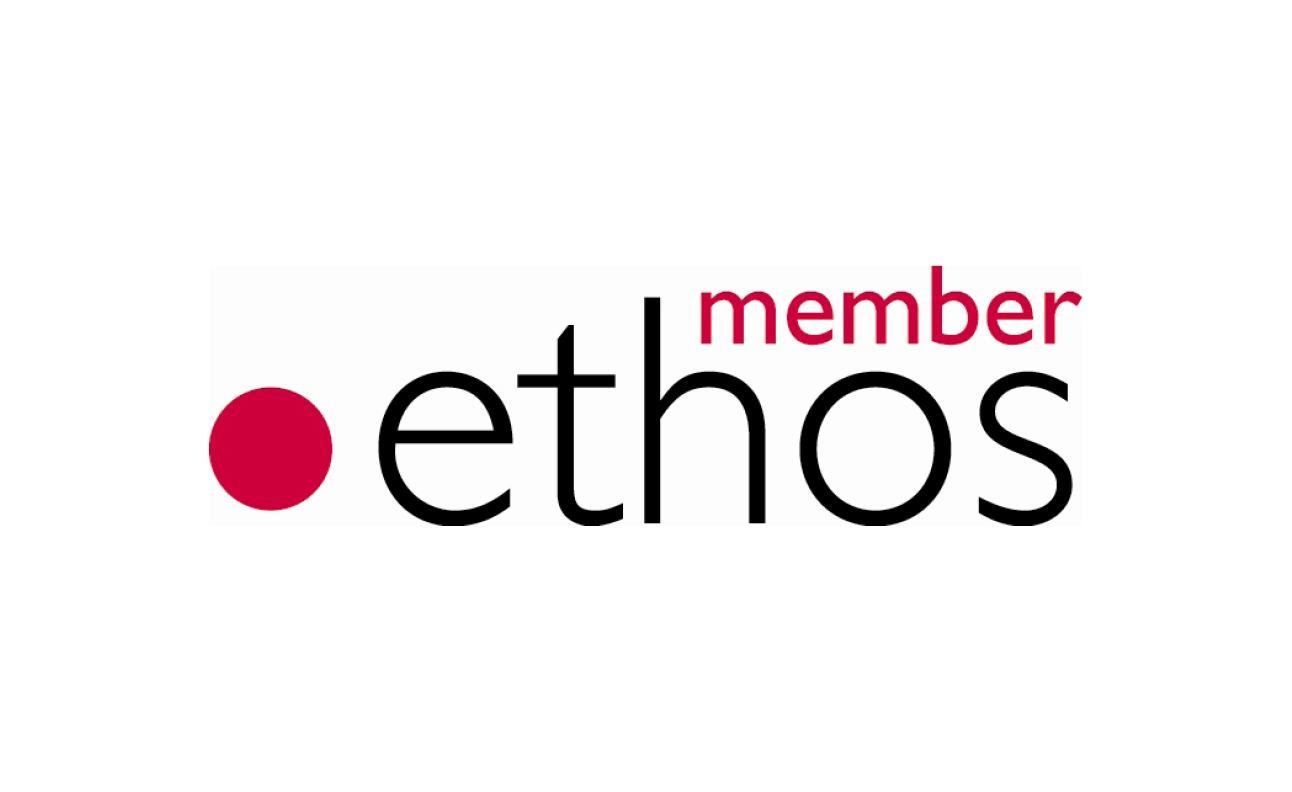 Ethos member Logo: Ein Logo mit dem Wort „Ethos“ in schwarzen Kleinbuchstaben, darüber in kleinerem roten Text „Members“. Links neben dem Text ist ein roter Punkt. Der Hintergrund ist weiss.