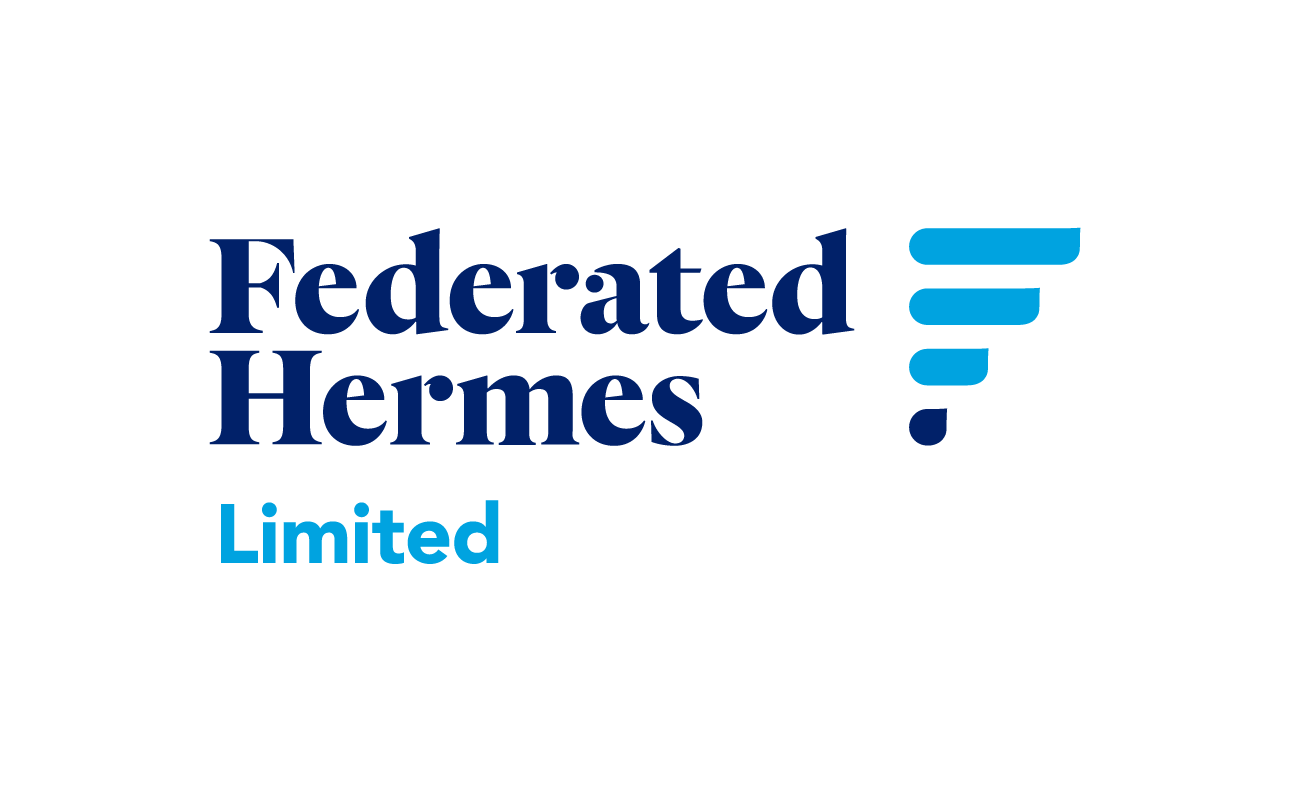 Federated Hermes Logo: Das Bild zeigt das Logo von Federated Hermes Limited mit dem Firmennamen in Dunkelblau und darunter in Hellblau „Limited“. Rechts ist ein stilisiertes Design aus drei abfallenden blauen Linien und einem Punkt zu sehen.