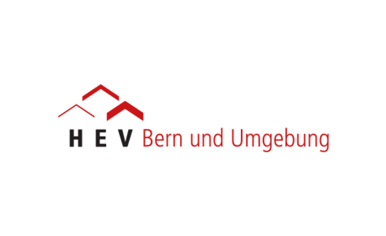 HEV Logo: Ein Logo des „HEV Bern und Umgebung“ mit drei stilisierten roten Dächern über den Buchstaben „HEV“ in Schwarz und dem Schriftzug „Bern und Umgebung“ in Rot auf weissem Grund.
