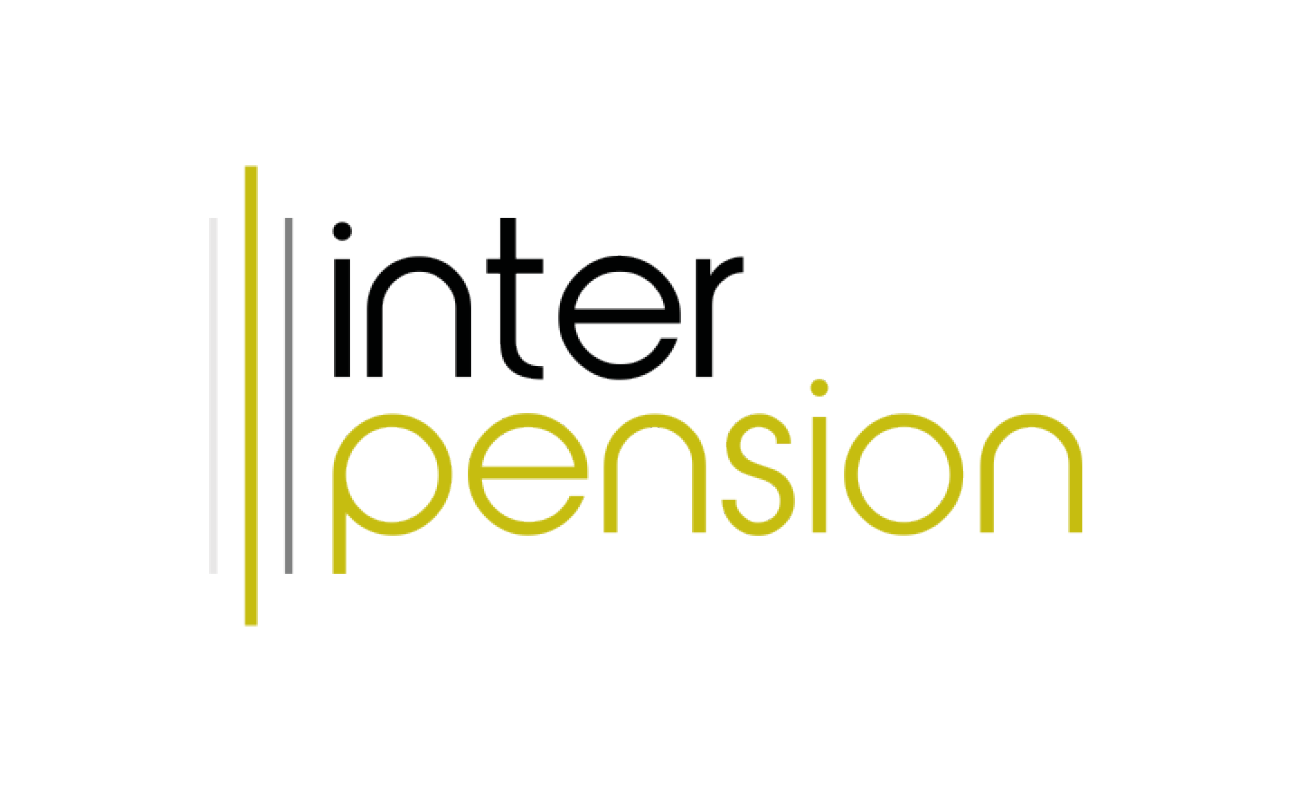 Inter Pension Logo: Ein Logo mit dem Text „Inter Pension“ in Kleinbuchstaben. Das Wort „Inter“ ist schwarz und „Pension“ olivgrün. Drei vertikale Linien in Grau, Schwarz und Olivgrün sind vor dem Text auf weissem Hintergrund ausgerichtet.
