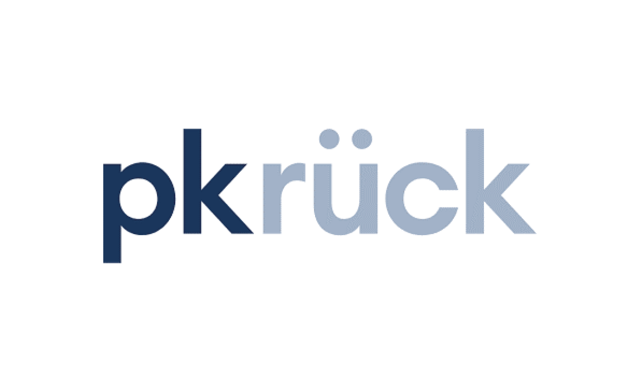 pkrück Logo: Das Bild zeigt den Text „pkrück“ in einer modernen serifenlosen Schriftart. Die Buchstaben „pk“ sind dunkelblau, und „rück“ wechselt von hellblau zu grau. Der Hintergrund ist weiss.