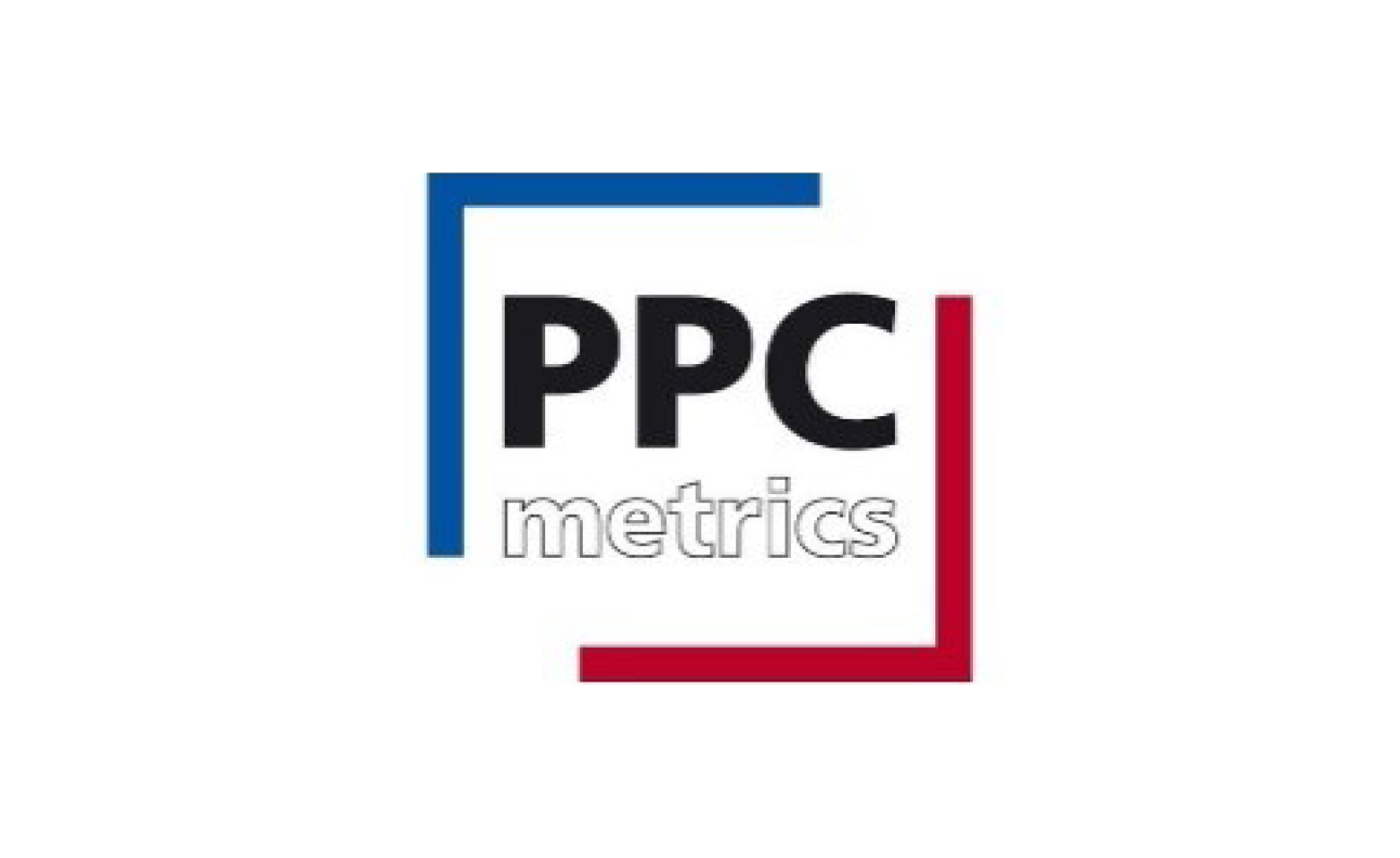 PPCLogo: Ein Logo von PPC Metrics mit fettem schwarzem „PPC“-Text über grauem „Metrics“-Text, eingerahmt von einer blauen Linie oben links und einer roten Linie unten rechts. Der Hintergrund ist weiss.