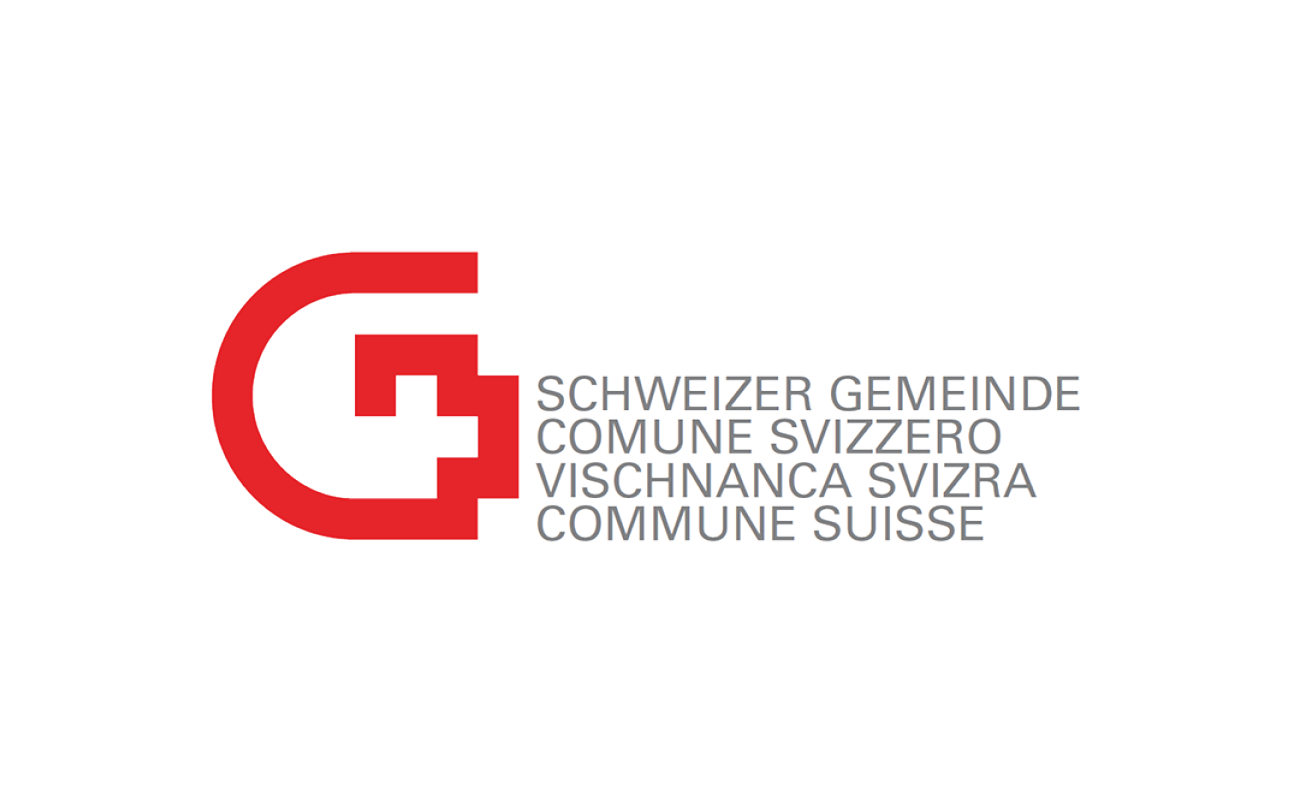 Schweizer Gemeinde Logo: Ein rotes grosses „G“-Logo auf weissem Hintergrund mit einem weissen Kreuz darin. Rechts steht in Grau der Text: „SCHWEIZER GEMEINDE COMUNE SVIZZERO VISCHNANCA SVIZRA COMMUNE SUISSE“.