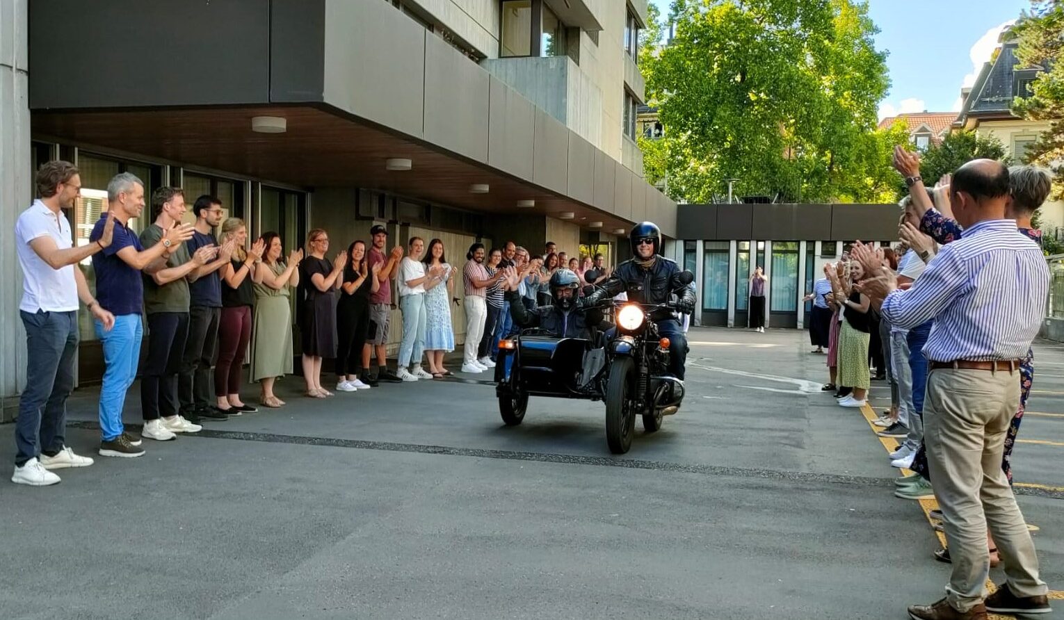 Stefan Muri fährt im Seitenwagen seinem verdienten Ruhestand entgegen. Das Previs-Team steht Spalier und applaudiert.