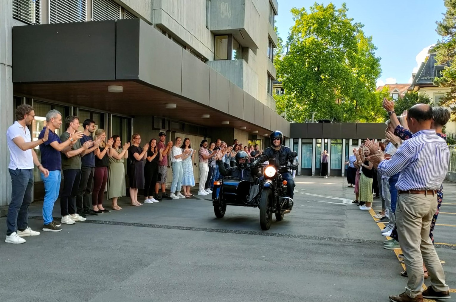 Stefan Muri fährt im Seitenwagen seinem verdienten Ruhestand entgegen. Das Previs-Team steht Spalier und applaudiert.