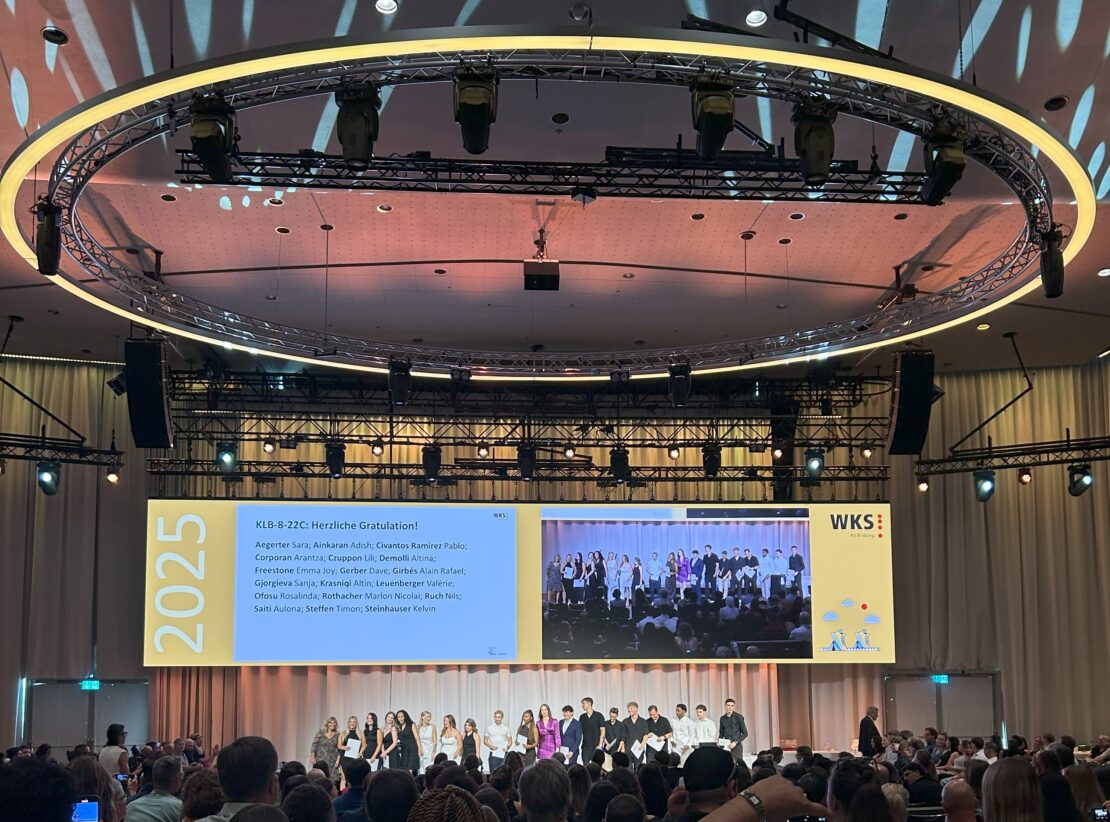 Saal im Kursaal, Bern. Auf der Bühne stehen die Absolventen der Abschlussklasse.