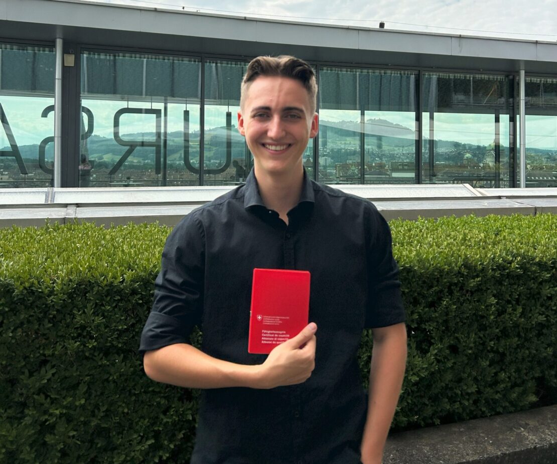 Dave Gerber hat sein Diplom zum Kaufmann EFZ in der Hand.