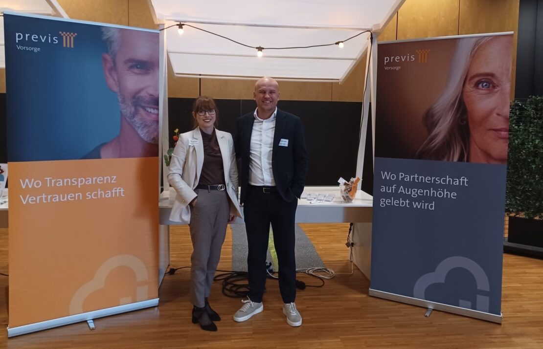 Unsere Unternehmensberatenden stehen vor dem Stand der Previs.
