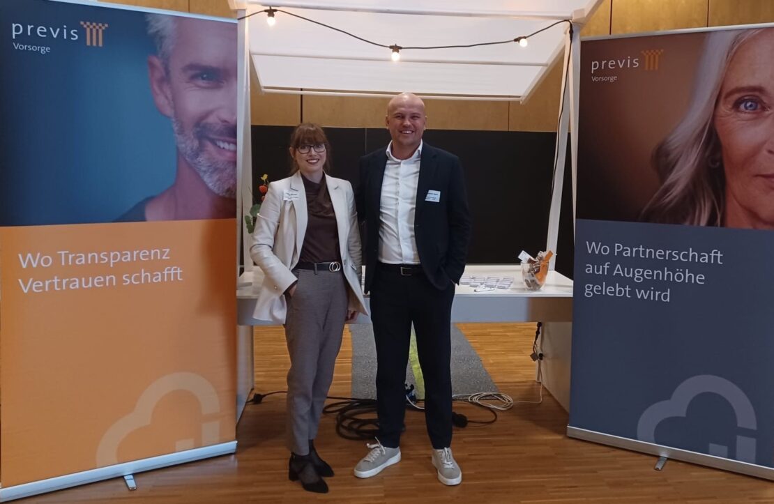 Unsere Unternehmensberatenden stehen vor dem Stand der Previs.
