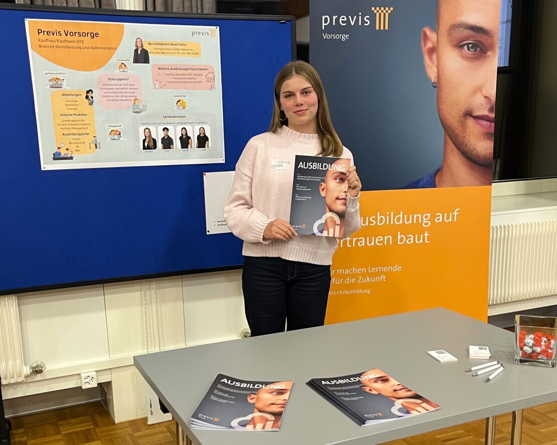 Annika am Stand der Previs an der Lehrstellenbörse.