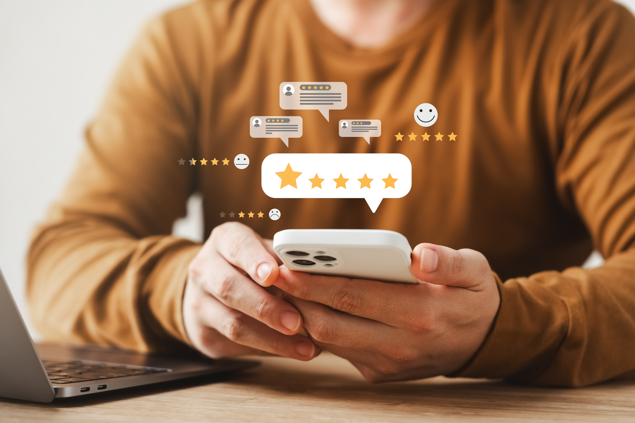 Person füllt am Handy eine Umfrage aus.