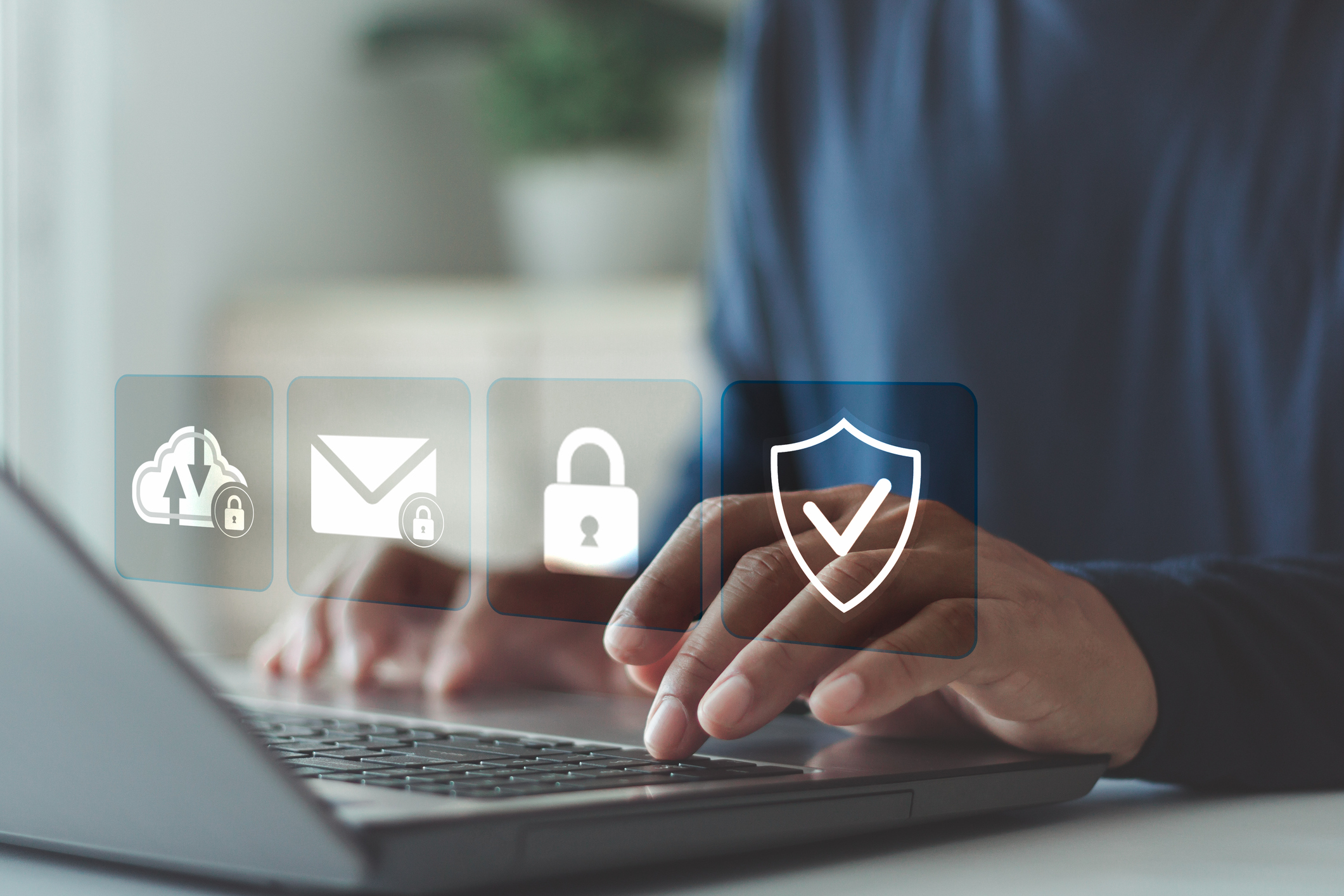 Person am PC und Symbole für Cybersicherheit und Datenschutz